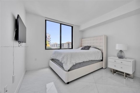 Condo in Coral Gables, Florida, 2 bedrooms  № 1893384 - photo 24