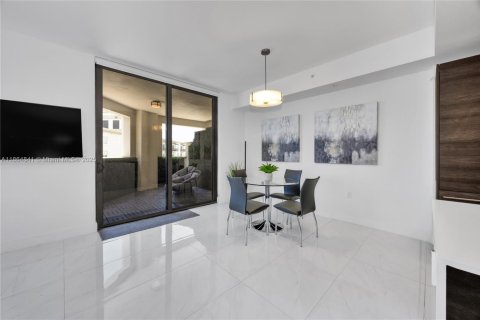 Condo in Coral Gables, Florida, 2 bedrooms  № 1893384 - photo 17
