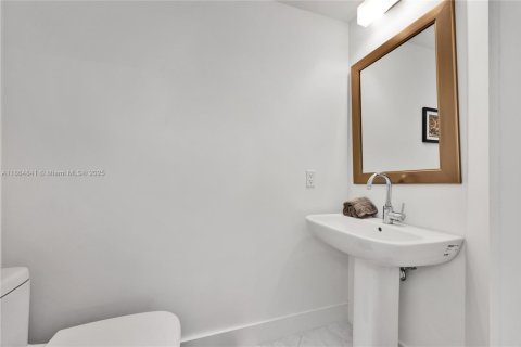 Condo in Coral Gables, Florida, 2 bedrooms  № 1893384 - photo 27
