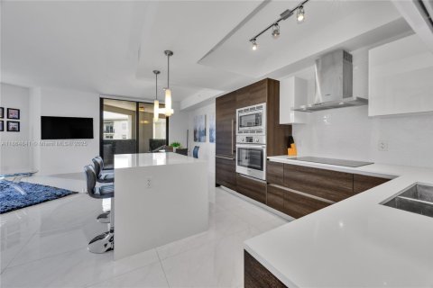 Condo in Coral Gables, Florida, 2 bedrooms  № 1893384 - photo 9