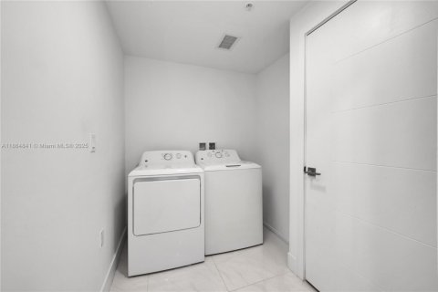Condo in Coral Gables, Florida, 2 bedrooms  № 1893384 - photo 28