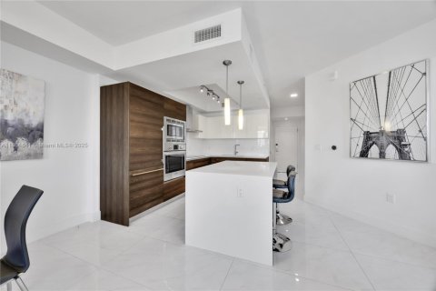 Condo in Coral Gables, Florida, 2 bedrooms  № 1893384 - photo 11