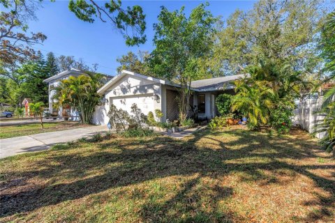 House in Saint Petersburg, Florida 2 bedrooms, 94.57 sq.m. № 1578626 - photo 1