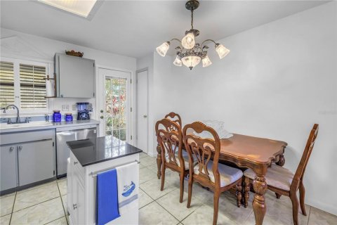 House in Saint Petersburg, Florida 2 bedrooms, 94.57 sq.m. № 1578626 - photo 9