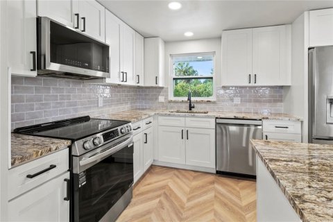 House in Holmes Beach, Florida 2 bedrooms, 139.35 sq.m. № 2212398 - photo 18