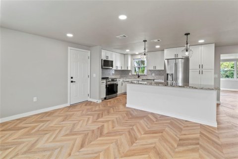 House in Holmes Beach, Florida 2 bedrooms, 139.35 sq.m. № 2212398 - photo 9
