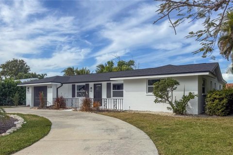 House in Holmes Beach, Florida 2 bedrooms, 139.35 sq.m. № 2212398 - photo 2
