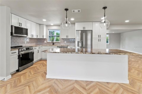 House in Holmes Beach, Florida 2 bedrooms, 139.35 sq.m. № 2212398 - photo 17
