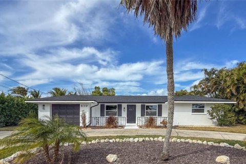 House in Holmes Beach, Florida 2 bedrooms, 139.35 sq.m. № 2212398