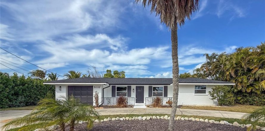 House in Holmes Beach, Florida 2 bedrooms, 139.35 sq.m. № 2212398