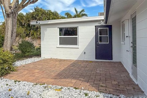 House in Holmes Beach, Florida 2 bedrooms, 139.35 sq.m. № 2212398 - photo 7