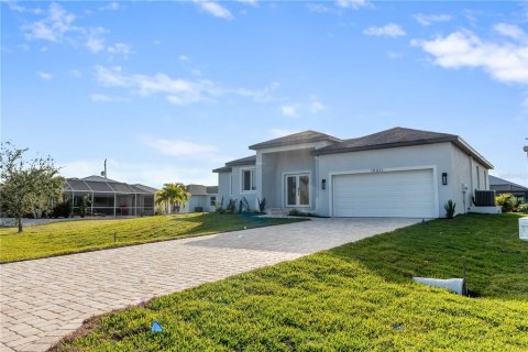 House in Port Charlotte, Florida 4 bedrooms, 197.79 sq.m. № 2145124 - photo 15