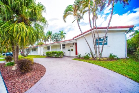 Casa en venta en Hollywood, Florida, 4 dormitorios, 192.31 m2 № 1928660 - foto 1