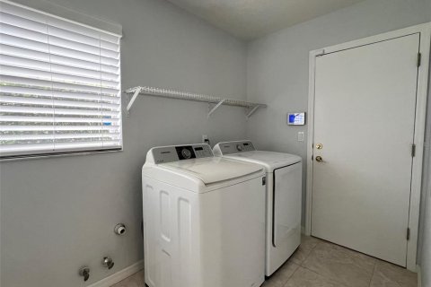 House in Orlando, Florida 4 bedrooms, 239.69 sq.m. № 1760234 - photo 24