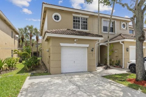 Townhouse in Pembroke Pines, Florida 3 bedrooms, 132.66 sq.m. № 2060515