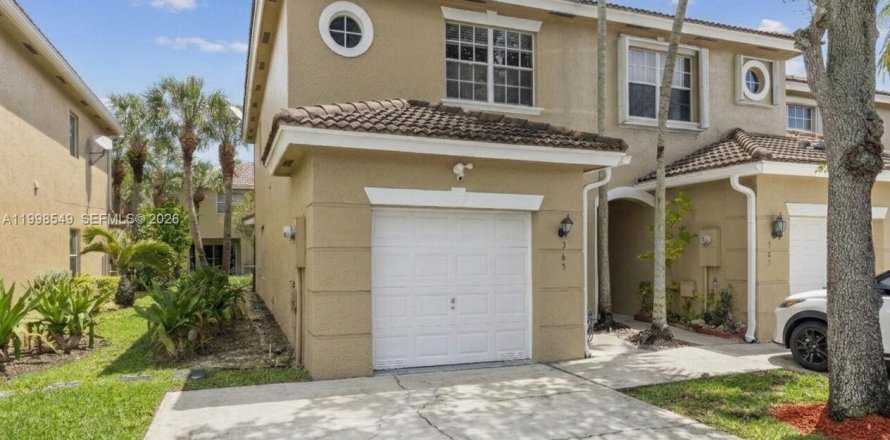 Townhouse in Pembroke Pines, Florida 3 bedrooms, 132.66 sq.m. № 2060515