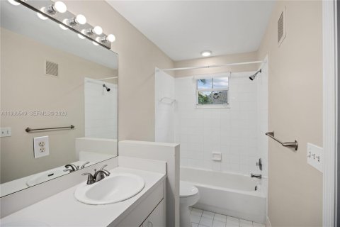 Townhouse in Pembroke Pines, Florida 3 bedrooms, 132.66 sq.m. № 2060515 - photo 11