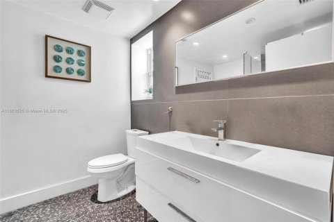 Condo in Miami Beach, Florida, 2 bedrooms  № 1889889 - photo 19