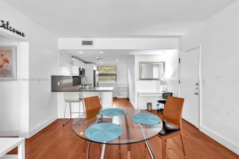 Condo in Miami Beach, Florida, 2 bedrooms  № 1889889 - photo 8