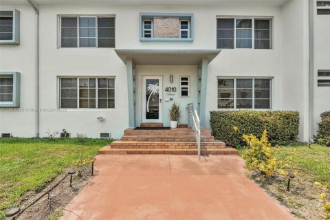 Condo in Miami Beach, Florida, 2 bedrooms  № 1889889 - photo 1