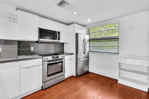 Condo in Miami Beach, Florida, 2 bedrooms  № 1889889 - photo 11