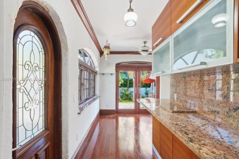 House in Coral Gables, Florida 3 bedrooms, 199 sq.m. № 2075353 - photo 16