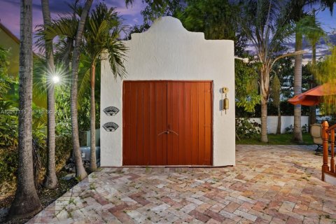 House in Coral Gables, Florida 3 bedrooms, 199 sq.m. № 2075353 - photo 5
