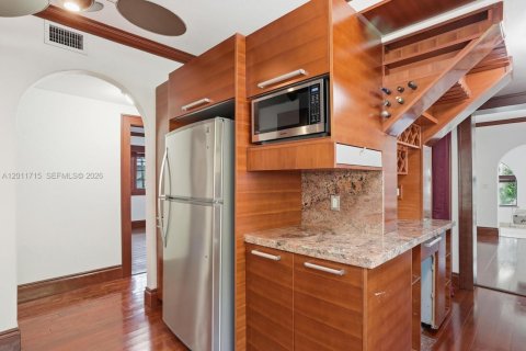 House in Coral Gables, Florida 3 bedrooms, 199 sq.m. № 2075353 - photo 18