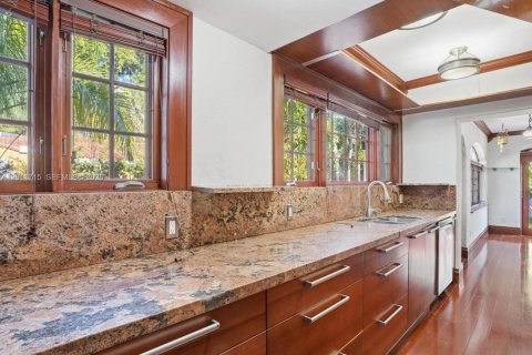 House in Coral Gables, Florida 3 bedrooms, 199 sq.m. № 2075353 - photo 19