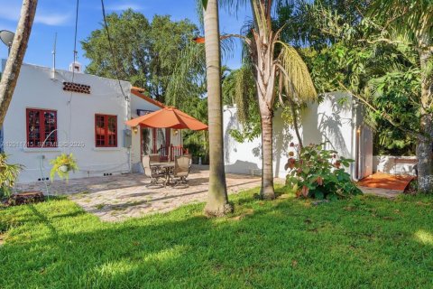 House in Coral Gables, Florida 3 bedrooms, 199 sq.m. № 2075353 - photo 8