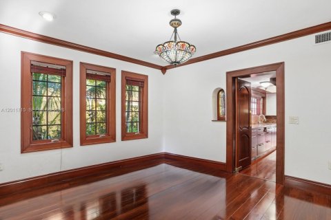 House in Coral Gables, Florida 3 bedrooms, 199 sq.m. № 2075353 - photo 22