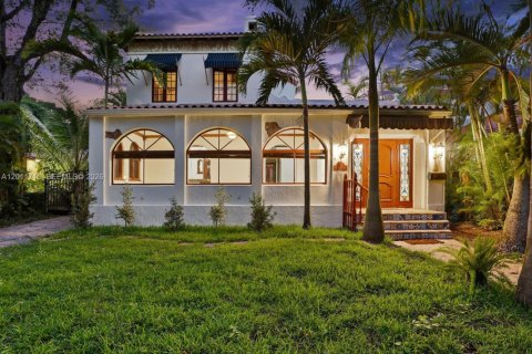 House in Coral Gables, Florida 3 bedrooms, 199 sq.m. № 2075353 - photo 2