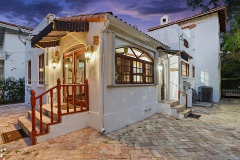 House in Coral Gables, Florida 3 bedrooms, 199 sq.m. № 2075353 - photo 4