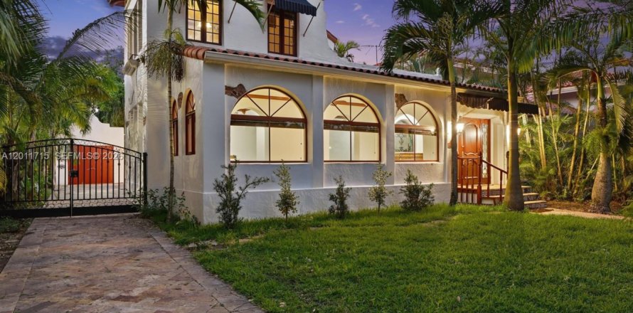 House in Coral Gables, Florida 3 bedrooms, 199 sq.m. № 2075353