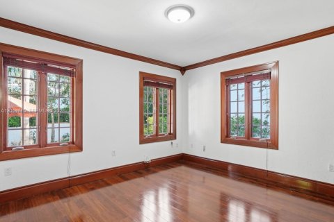 House in Coral Gables, Florida 3 bedrooms, 199 sq.m. № 2075353 - photo 30