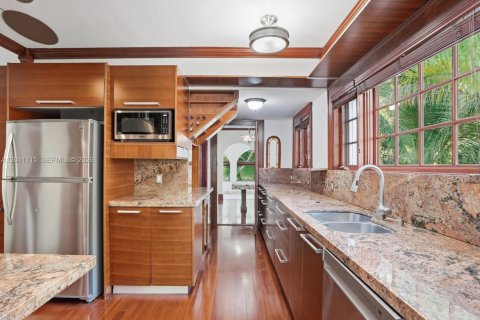 House in Coral Gables, Florida 3 bedrooms, 199 sq.m. № 2075353 - photo 12