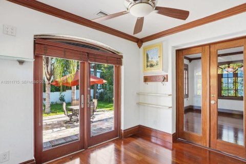 House in Coral Gables, Florida 3 bedrooms, 199 sq.m. № 2075353 - photo 15