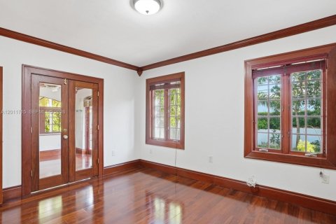 House in Coral Gables, Florida 3 bedrooms, 199 sq.m. № 2075353 - photo 25
