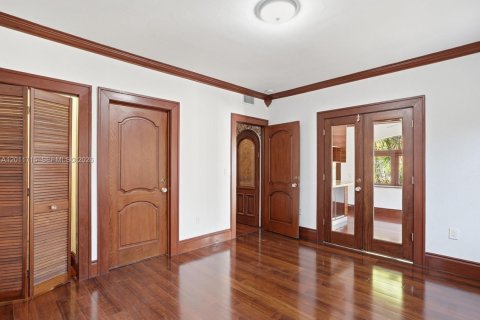 House in Coral Gables, Florida 3 bedrooms, 199 sq.m. № 2075353 - photo 27