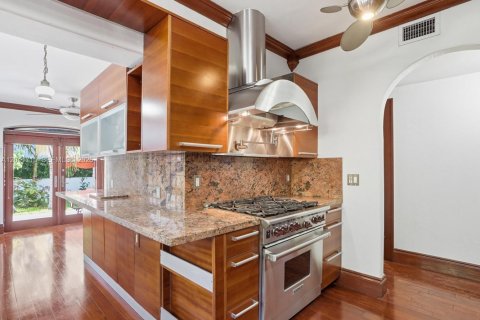 House in Coral Gables, Florida 3 bedrooms, 199 sq.m. № 2075353 - photo 17