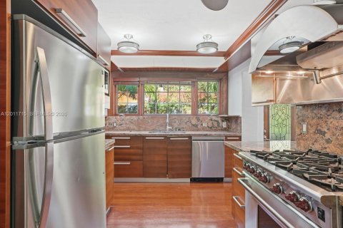 House in Coral Gables, Florida 3 bedrooms, 199 sq.m. № 2075353 - photo 13