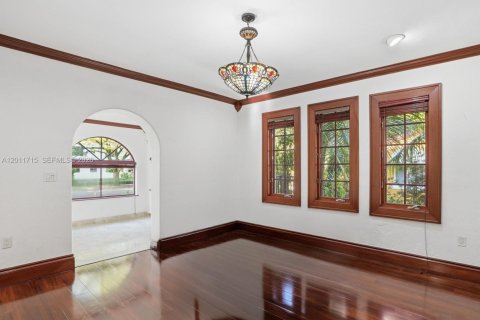 House in Coral Gables, Florida 3 bedrooms, 199 sq.m. № 2075353 - photo 24