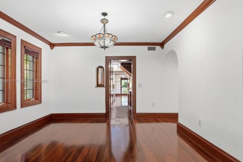 House in Coral Gables, Florida 3 bedrooms, 199 sq.m. № 2075353 - photo 21