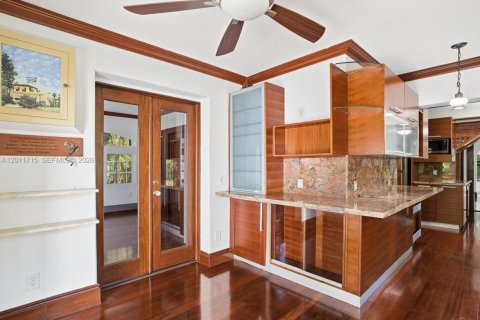 House in Coral Gables, Florida 3 bedrooms, 199 sq.m. № 2075353 - photo 14