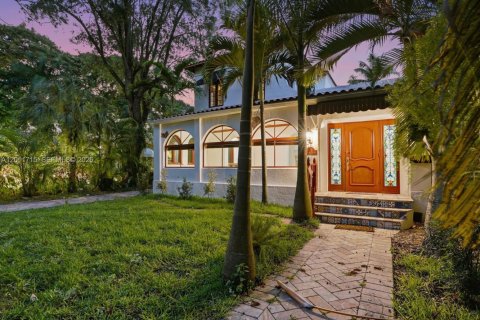 House in Coral Gables, Florida 3 bedrooms, 199 sq.m. № 2075353 - photo 3