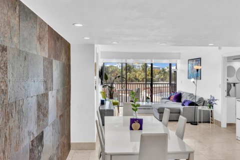 Condominio en Aventura, Florida, 2 dormitorios  № 2038253