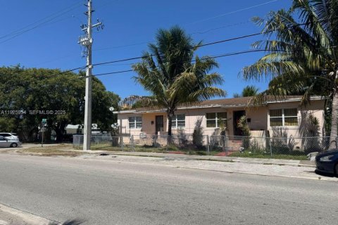 Immobilier commercial à Miami, Floride 144.93 m2 № 2039234