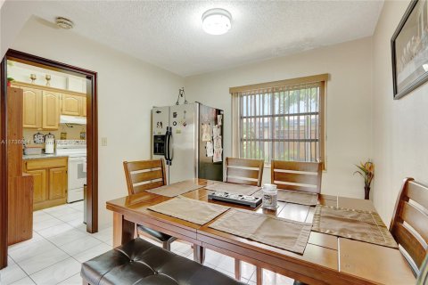 House in Miami, Florida 2 bedrooms, 90.95 sq.m. № 1701377 - photo 6