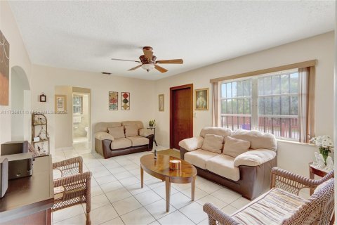 House in Miami, Florida 2 bedrooms, 90.95 sq.m. № 1701377 - photo 5