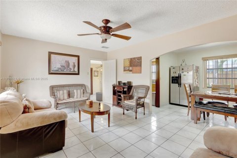 House in Miami, Florida 2 bedrooms, 90.95 sq.m. № 1701377 - photo 4